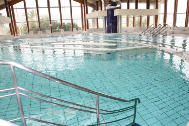 Ahorrar energía en piscina climatizada